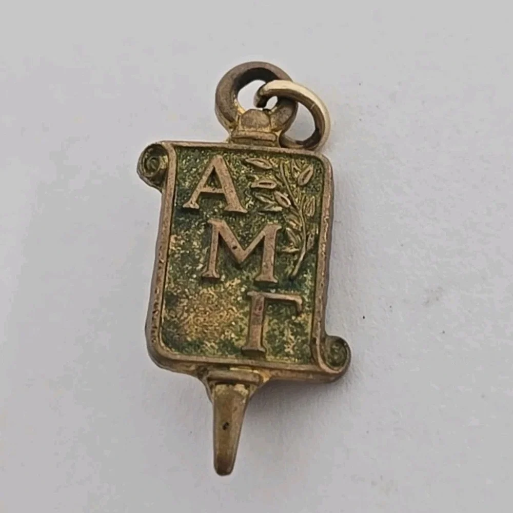Vtg AMR Alpha Mu Gamma Fraternity Sorority Gold Tone Lapel Pin‎